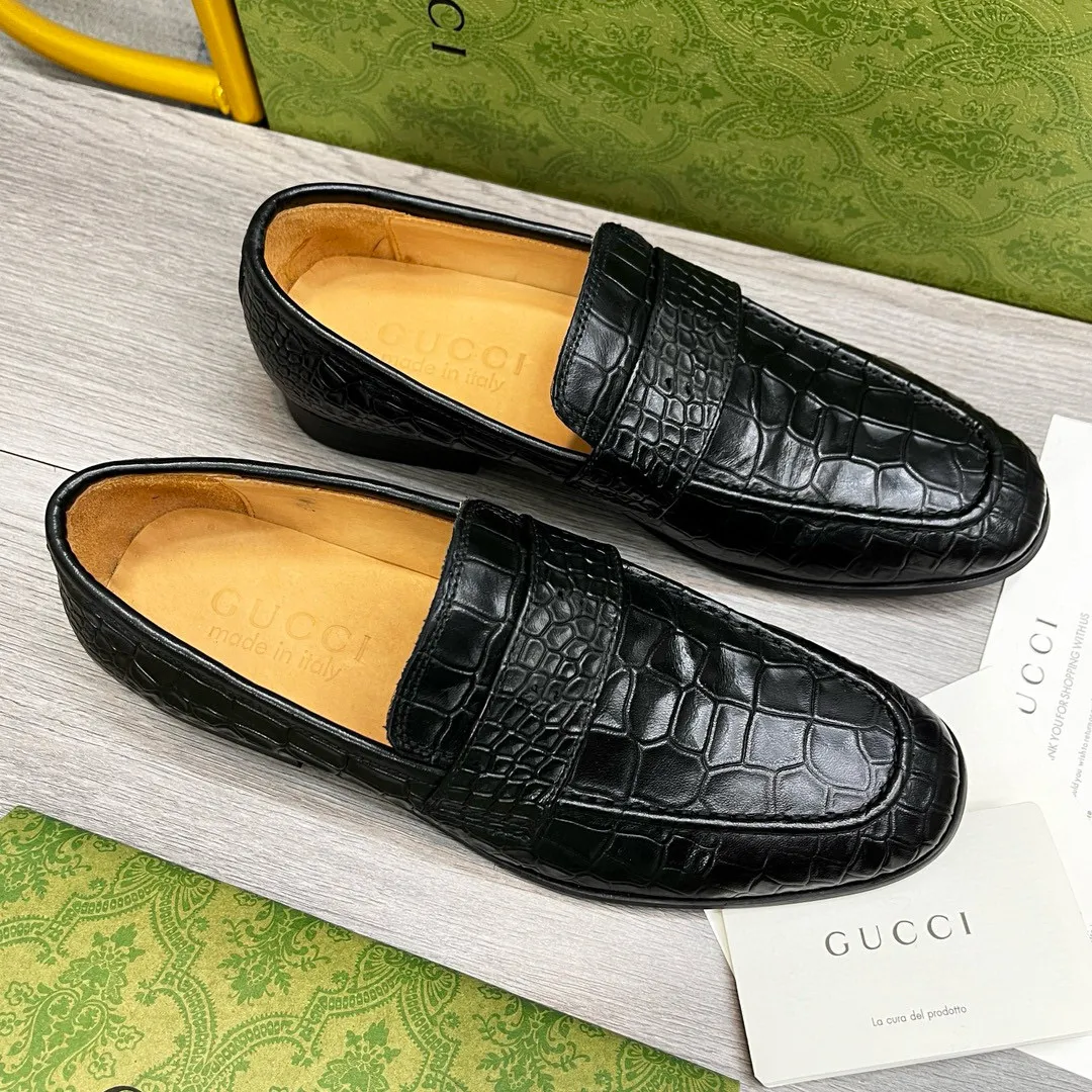 Ex-factory price: 480💰-(Gucci) men’s loafers! Genuine molded horsebit, a classic must-have for your shoe cabinet! The feet are particularly delicate! This Gucci original version is a set last, and we are consistent with the counter! Therefore, it is more comfortable in terms of last shape and comfort! Take it to the counter and compare at will! Good shoes are more than just what they make! But grasp the essence from the inside out! Material: Imported first-layer cowhide! Genuine leather outsole imported from Italy, size: 39-44 (38/45 customized, non-refundable)